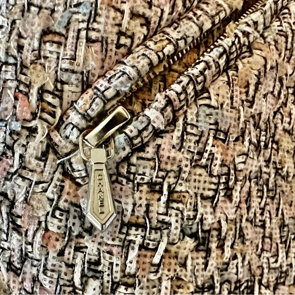 BARBIE - Complete your Chanel Barbie look with this blush jacket. - Picture 3 of 11